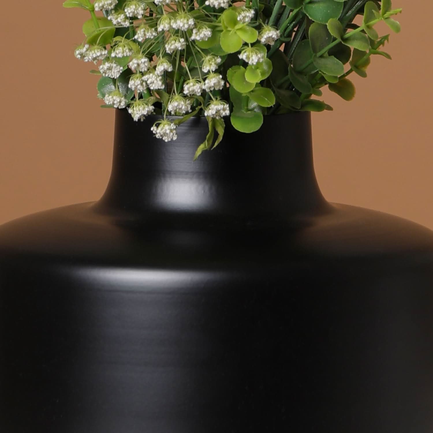 Modern Black Vase for Living Room Decor - Sleek Centerpiece