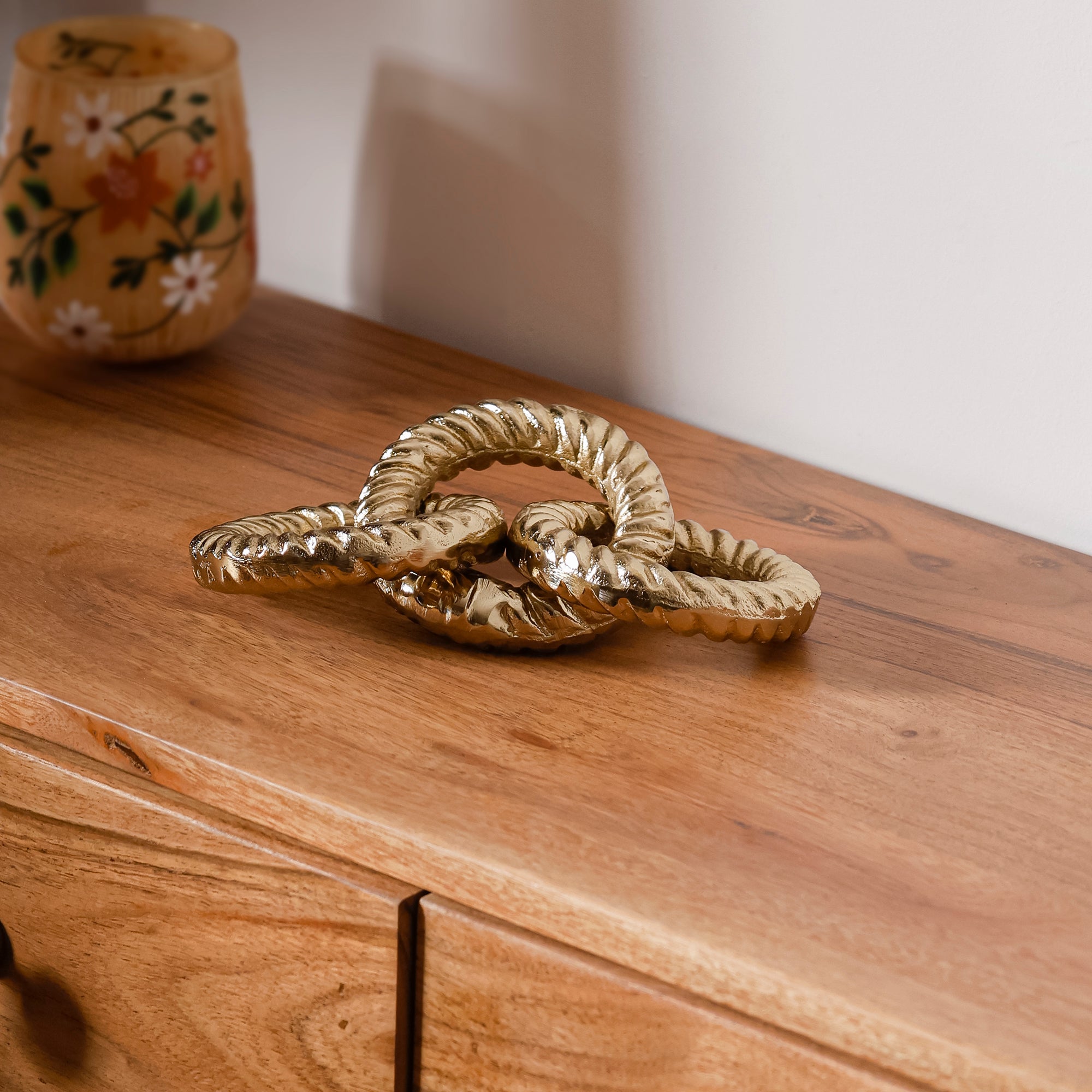 Gold Aluminium Interlocking Rings Showpiece for Tabletop