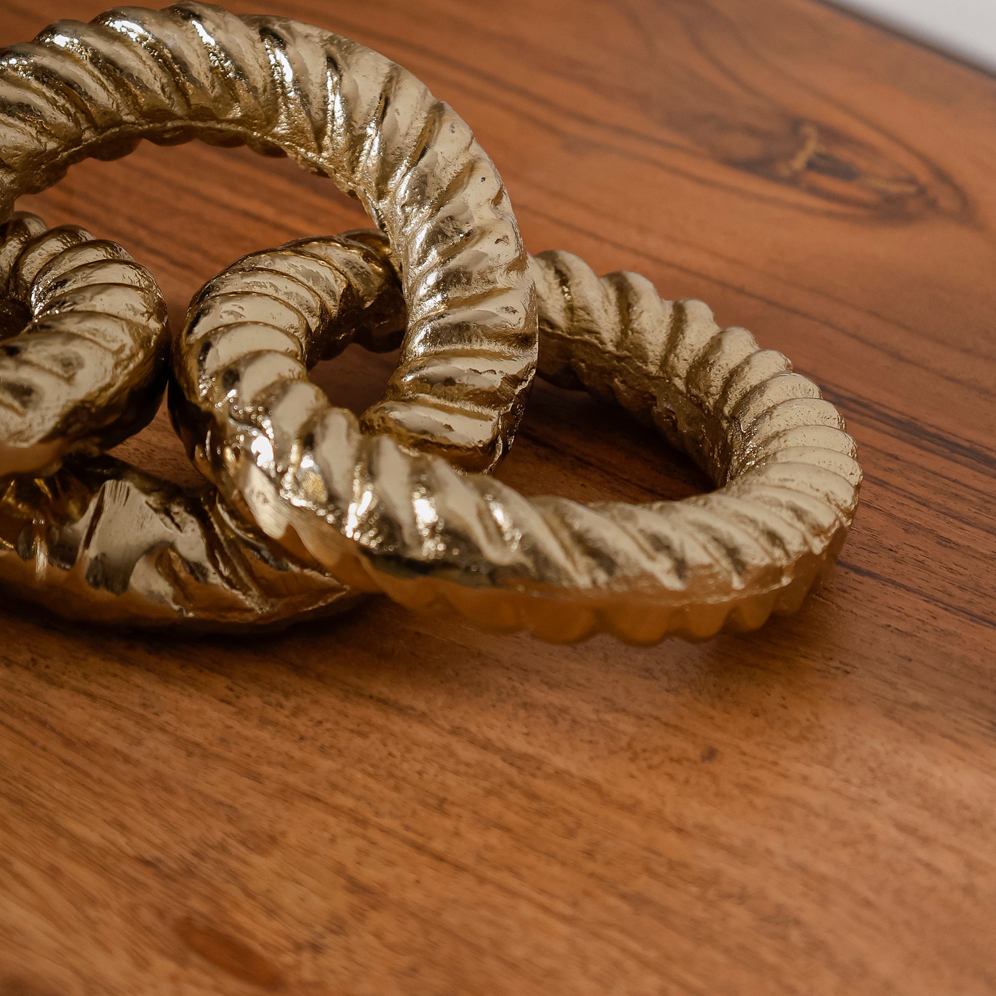Gold Aluminium Interlocking Rings Showpiece for Tabletop