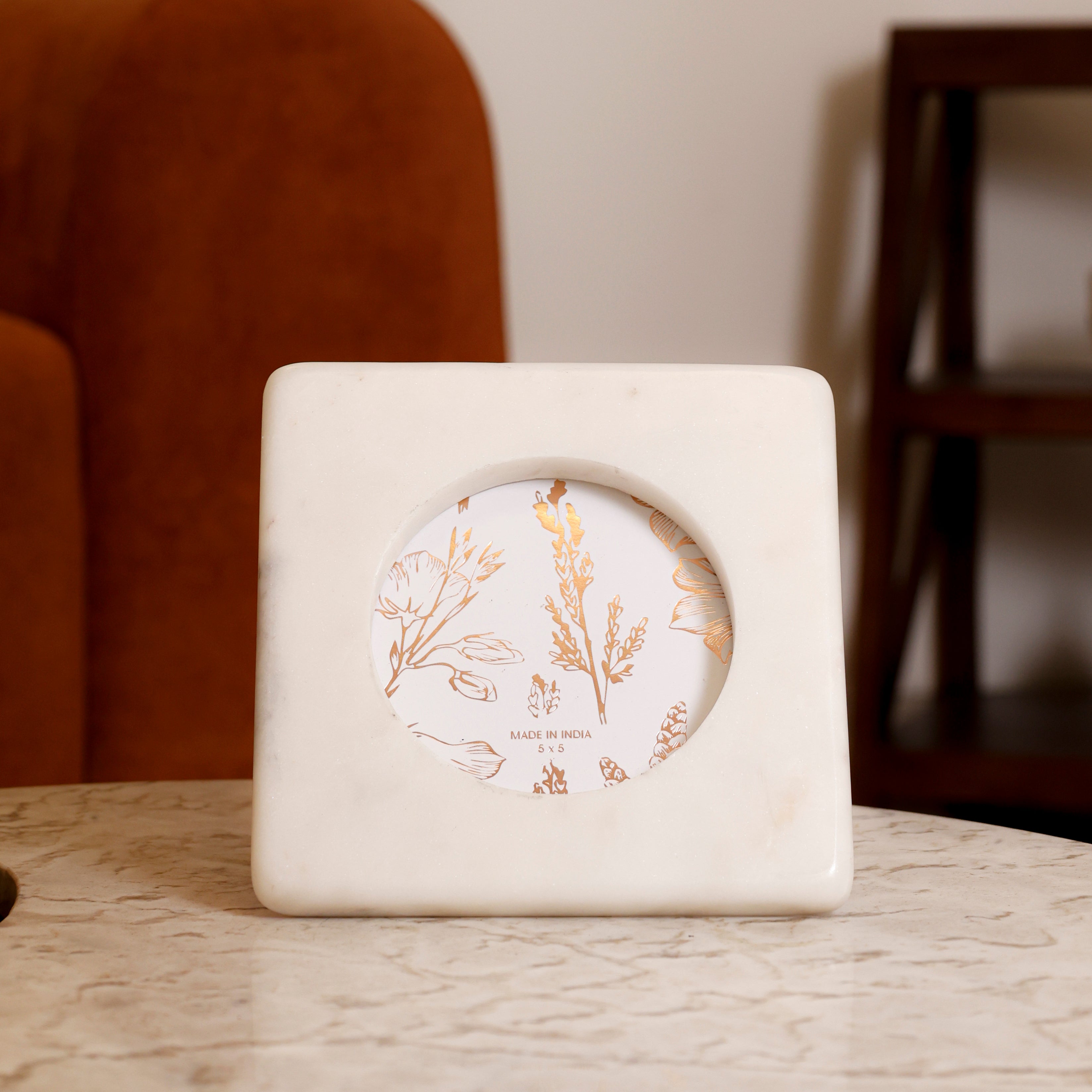 White Marble Oval Photo Frame for Tabletop Styling  5x5 Inch